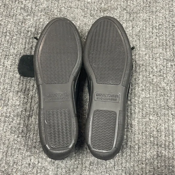 Minnetonka Women’s Moosehide Classic Moccasins (2926) - Picture 5 of 8